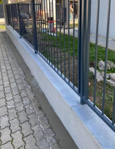 beton kerítés fedlap és beton párkány modern fém kerítés alatt