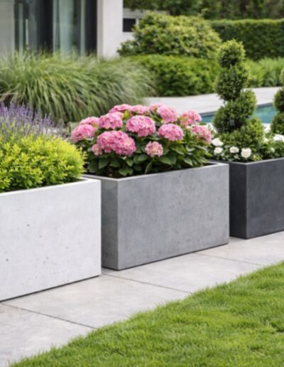 beton virágládák modern kertben dísznövényekkel
