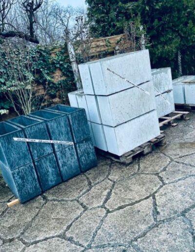 beton virágládák és beton kerti elemek gyártás után