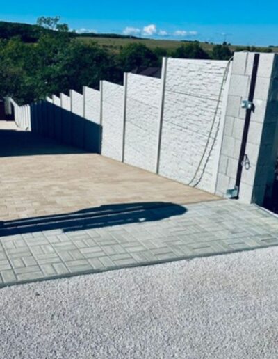 modern beton kerítés elemek és beton fedlap családi ház udvarán