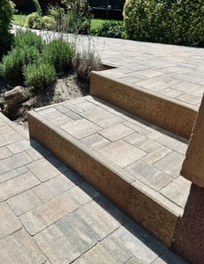 beton kerti lépcső és térburkolat modern kertben