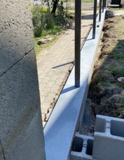 beton kerítés fedlap és beton lábazat modern kerítés alatt