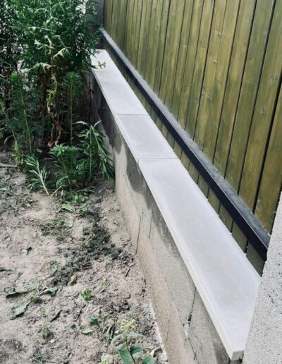 beton kerítés fedlap modern kerítés falazaton kültéri kivitelezés