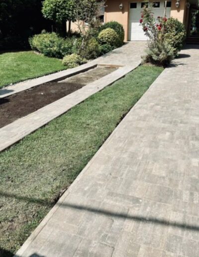 beton járda és kerti térburkolat családi ház udvarán