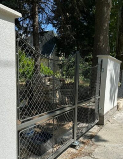 beton kerítés oszlop és beton fedlap modern kerítéshez