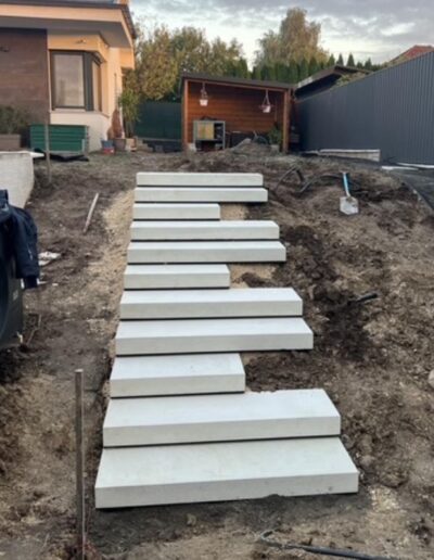 beton lépcső elemek kertben családi ház udvarán