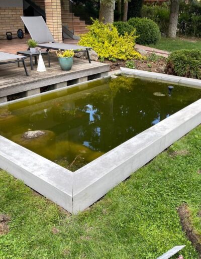 beton medence szegély kerti medence körül családi ház udvarán