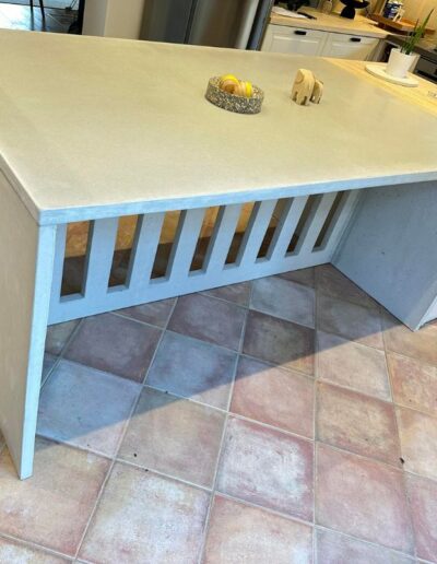 egyedi beton asztal modern belső térben