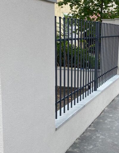 beton kerítés fedlap modern fém kerítés alatt családi ház udvarán