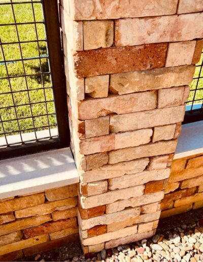 beton kerítés fedlap téglafal tetején modern kerítés alatt