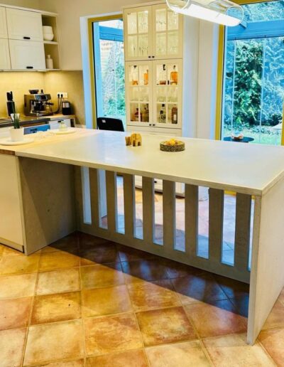 beton munkalap modern konyhában egyedi kivitelezéssel