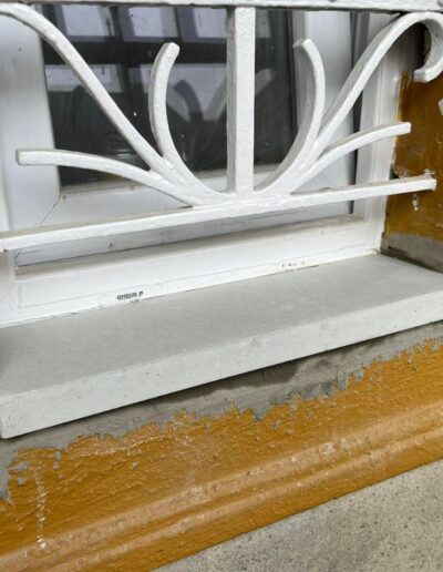 beton ablakpárkány kültéri kivitelezésben családi ház homlokzatán